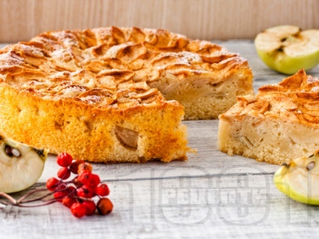 Здравословен кекс / сладкиш с ябълки, дюли, орехи, канела, кафява захар и брашно от лимец - снимка на рецептата